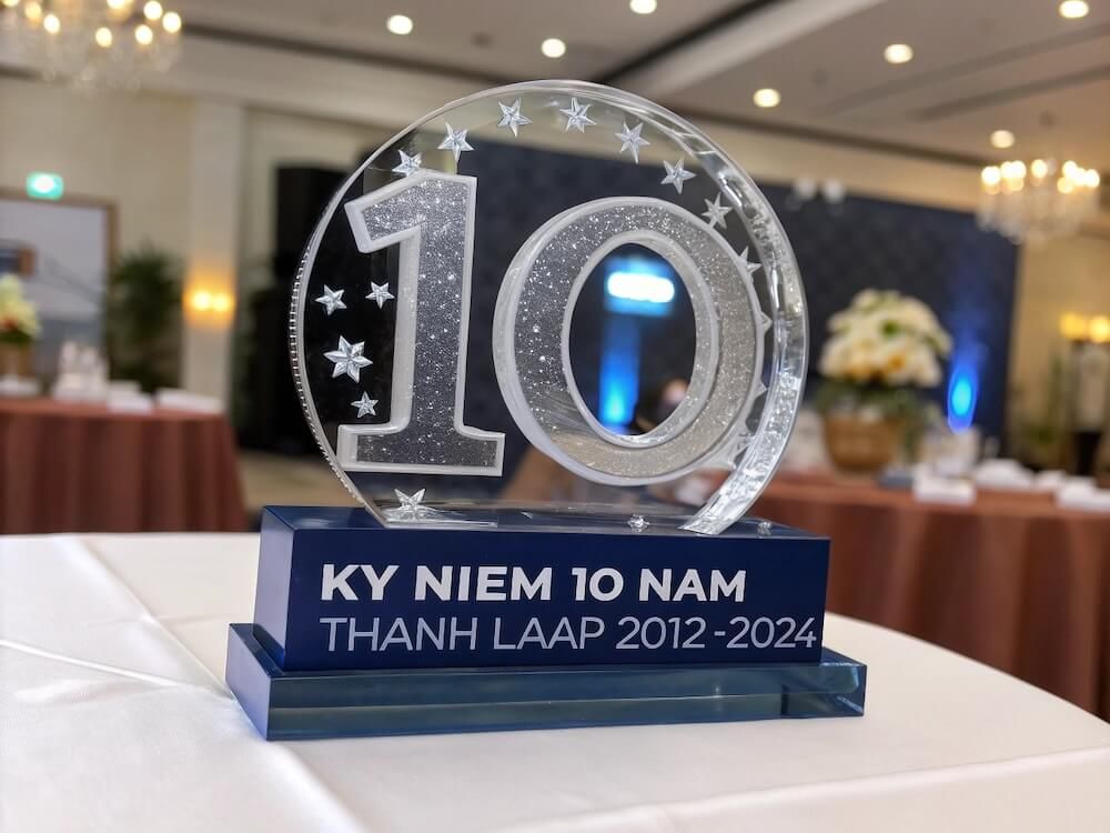 Quà tặng kỷ niệm thành lập công ty: Gắn kết, tri ân và nâng tầm thương hiệu