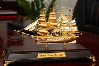 Mô Hình Thuyền Buồm Mạ Vàng Cỡ Vừa 31cm Mẫu 3
