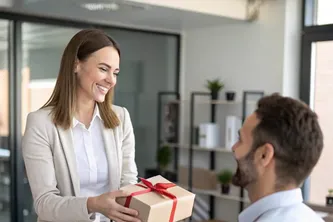 Cách Tặng Quà Sếp Khéo Léo: Nghệ Thuật Ứng Xử và Biểu Hiện Sự Tôn Trọng