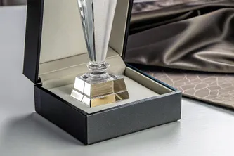 Quà tặng sếp pha lê - Biểu tượng của sự trang trọng và đẳng cấp trong môi trường công sở
