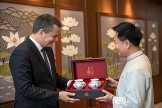 Quà Tặng Đối Tác Nước Ngoài - Cầu Nối Văn Hóa Và Kinh Doanh Toàn Cầu