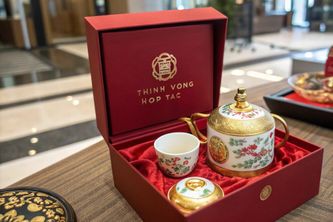 Quà Cho Đối Tác Trung Quốc – Nghệ Thuật Tôn Vinh Văn Hóa Và Quan Hệ Kinh Doanh