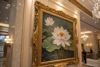 Bí Mật Đằng Sau Vẻ Đẹp Lộng Lẫy Của Tranh Hoa Sen Mạ Vàng 24k