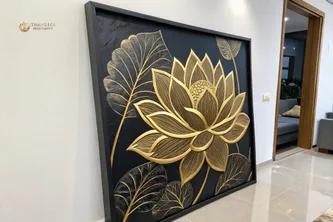 Bí Mật Đằng Sau Vẻ Đẹp Mê Hoặc Của Tranh Hoa Sen Mạ Vàng