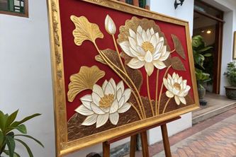 Bí Ẩn Đằng Sau Tranh Hoa Sen Mạ Vàng: Khám Phá Kho Báu Nghệ Thuật Việt