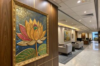 Bí Mật Đằng Sau Món Quà Tranh Hoa Sen Khiến Sếp Phải Xiêu Lòng