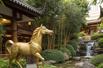 Bí Mật Chưa Tiết Lộ: Tượng Ngựa Mạ Vàng Thu Hút Tài Lộc Tức Thì!