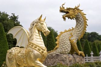 Bất Ngờ: Tượng Ngựa Mạ Vàng Mang Lại Tài Lộc Gấp 5 Lần So Với Các Tượng Phong Thủy Khác!