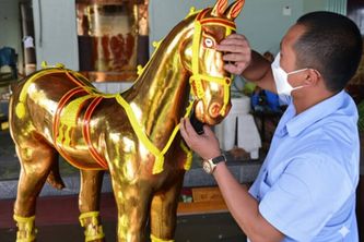 Bí quyết bảo quản & vệ sinh tượng ngựa mạ vàng TỐT NHẤT để luôn sáng bóng như mới