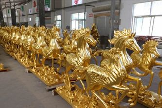 Bí mật đằng sau vẻ đẹp lộng lẫy của tượng ngựa mạ vàng 24K