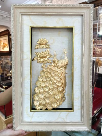 Tranh đ&ocirc;i chim c&ocirc;ng mạ v&agrave;ng 24k tinh xảo l&agrave;m qu&agrave; tặng t&acirc;n gia hoặc qu&agrave; cưới cao cấp mang th&ocirc;ng điệp hạnh ph&uacute;c trường tồn gi&uacute;p thắt chặt mối quan hệ với đối t&aacute;c VIP
