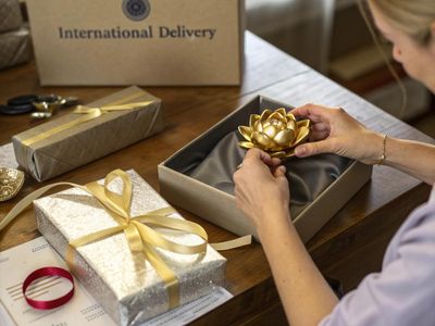 Gửi Quà Mạ Vàng Đi Nước Ngoài: Đóng Gói, Thuế & Vận Chuyển