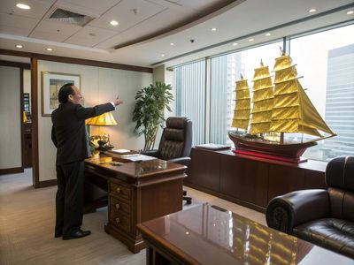 Cách Đặt Thuyền Buồm Mạ Vàng Phong Thủy Đúng Cách