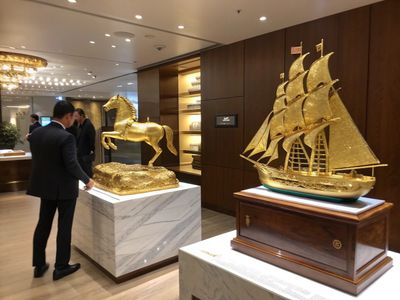 Các Loại Quà Tặng Đối Tác Mạ Vàng: Tranh, Tượng, Quà Để Bàn