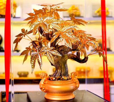 C&acirc;y Kim Ng&acirc;n mạ v&agrave;ng 24k k&iacute;ch thước 29x29x37cm chế t&aacute;c thủ c&ocirc;ng mang &yacute; nghĩa phong thủy đại diện cho sự thịnh vượng l&agrave;m qu&agrave; tặng khai trương cao cấp