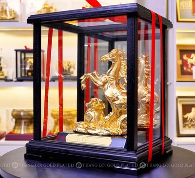 Tượng Ngựa M&atilde; Đ&aacute;o Th&agrave;nh C&ocirc;ng mạ v&agrave;ng 24k mang &yacute; nghĩa phong thủy đại c&aacute;t l&agrave;m qu&agrave; tặng sếp t&ocirc;n vinh vị thế người l&atilde;nh đạo