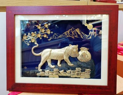 Tranh hổ mạ v&agrave;ng 24k l&agrave; giải ph&aacute;p qu&agrave; tặng cao cấp cho đối t&aacute;c VIP gi&uacute;p thắt chặt mối quan hệ ngoại giao v&agrave; mang lại sự th&agrave;nh c&ocirc;ng bứt ph&aacute;