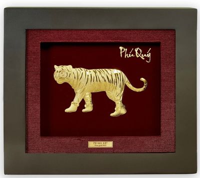 Tranh hổ mạ v&agrave;ng 24k chế t&aacute;c thủ c&ocirc;ng mang &yacute; nghĩa uy quyền v&agrave; sức mạnh gi&uacute;p t&ocirc;n vinh vị thế l&atilde;nh đạo v&agrave; n&acirc;ng tầm kh&ocirc;ng gian sống sang trọng