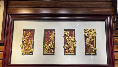 Bộ tranh tứ qu&yacute; mạ v&agrave;ng 24k T&ugrave;ng C&uacute;c Tr&uacute;c Mai chế t&aacute;c thủ c&ocirc;ng mang &yacute; nghĩa phong thủy đại c&aacute;t gi&uacute;p n&acirc;ng tầm kh&ocirc;ng gian sống v&agrave; t&ocirc;n vinh vẻ đẹp truyền thống sang trọng