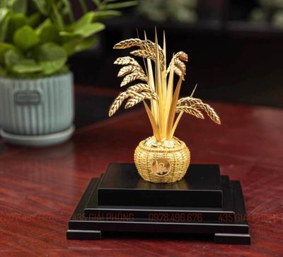 Chậu l&uacute;a mạ v&agrave;ng chế t&aacute;c thủ c&ocirc;ng - Qu&agrave; tặng mạ v&agrave;ng cao cấp mang &yacute; nghĩa phong thủy đại diện cho sự thịnh vượng, gi&uacute;p thắt chặt mối quan hệ ngoại giao v&agrave; ghi dấu ấn c&aacute; nh&acirc;n s&acirc;u sắc