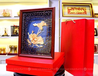 tranh-hoa-sen-ma-vang-25cm-32cm.jpg Tranh hoa sen mạ vàng 25cmx32cm chế tác thủ công từ vàng lá 24k - Quà tặng mạ vàng cao cấp giúp thắt chặt mối quan hệ ngoại giao và khẳng định đẳng cấp doanh nhân trong văn hóa kinh doanh
