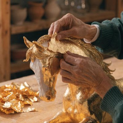 cac-phuong-phap-ma-va-dat-vang-1.jpg Nghệ thuật và các phương pháp mạ và dát vàng thiết kế độc bản - Giải pháp quà tặng khách VIP sang trọng giúp khẳng định đẳng cấp doanh nhân và ghi dấu ấn cá nhân sâu sắc trong văn hóa kinh doanh.