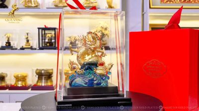 Tượng rồng mạ vàng kèm hộp quà màu đỏ sang trọng trưng bày tại showroom