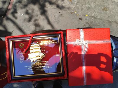 Tranh thuyền buồm mạ vàng 24k 33*26 cm cho vietcombank hồng ngự làm quà tặng chụp dưới ánh nắng