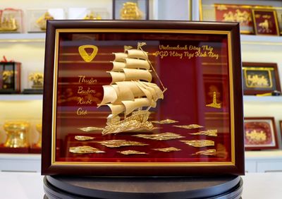 Tranh thuyền buồm mạ vàng 24k 33*26 cm cho vietcombank hồng ngự làm quà tặng