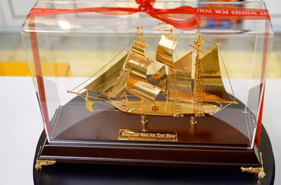 mô hình thuyền buồm mạ vàng 24k kích thước 31cm