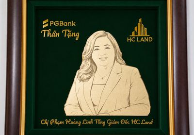tranh chân dung sếp Hoàng Linh mạ vàng