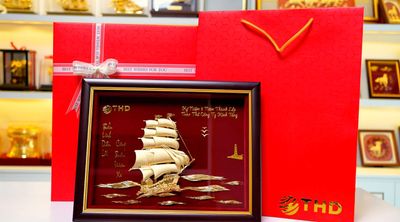 Tranh Thuận Buồm Xuôi Gió Mạ Vàng khắc logo lời chúc cho công ty THD