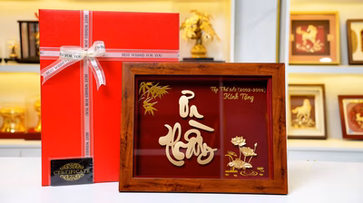 tranh chữ ơn thầy mạ vàng trưng bày tại showroom quà tặng mạ vàng thắng lợi
