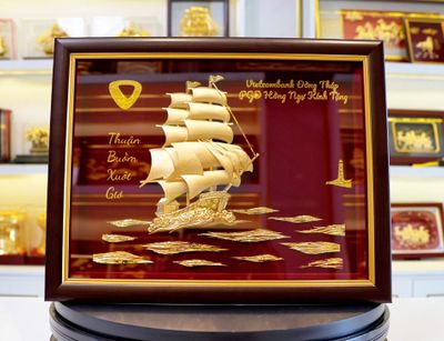 cận cảnh Tranh thuyền buồm mạ vàng 24K in logo Vietcombank Đồng Tháp tại showroom