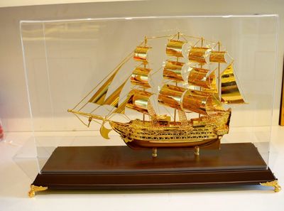 mô hình thuyền buồm mạ vàng 51cm
