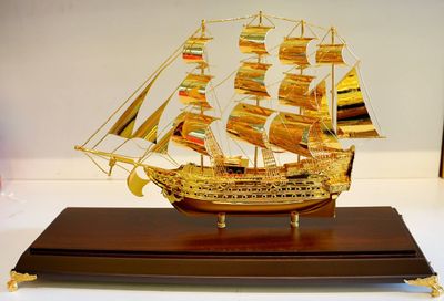 mô hình thuyền buồm mạ vàng 51cm