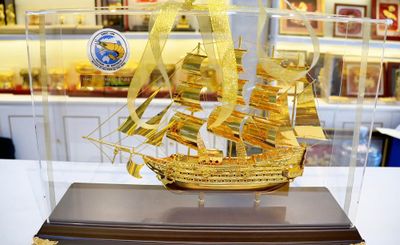 mô hình thuyền buồm mạ vàng 51cm ghắn logo kỷ niệm thành lập