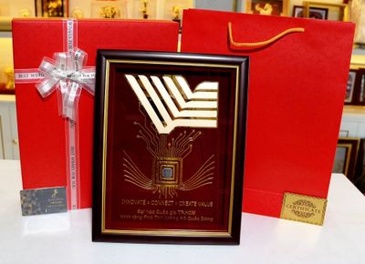 tranh con chip dát vàng do đại học quốc gia đặt làm tặng phó thủ tướng hồ quốc dũng