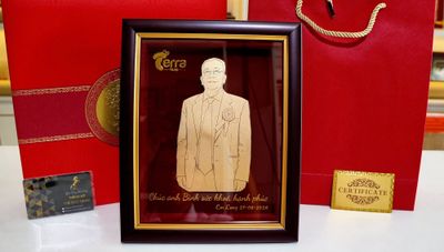 tranh chân dung dát vàng 25*20cm tặng sếp tera nuts