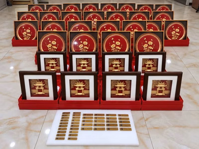 tranh kue6 văn các và hoa sen dát vàng petrolimex đặt tặng các đại lý bán xăng