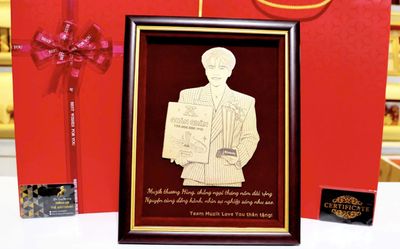 Tranh chân dung ca sĩ Quang Hùnh MasterD dát vàng