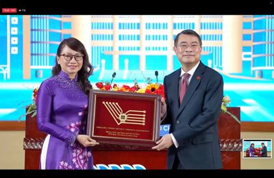 tranh mạ vàng tặng thủ tướng lê minh hưng