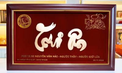 tranh chữ tri ân dát vàng kích thước 65 40cm