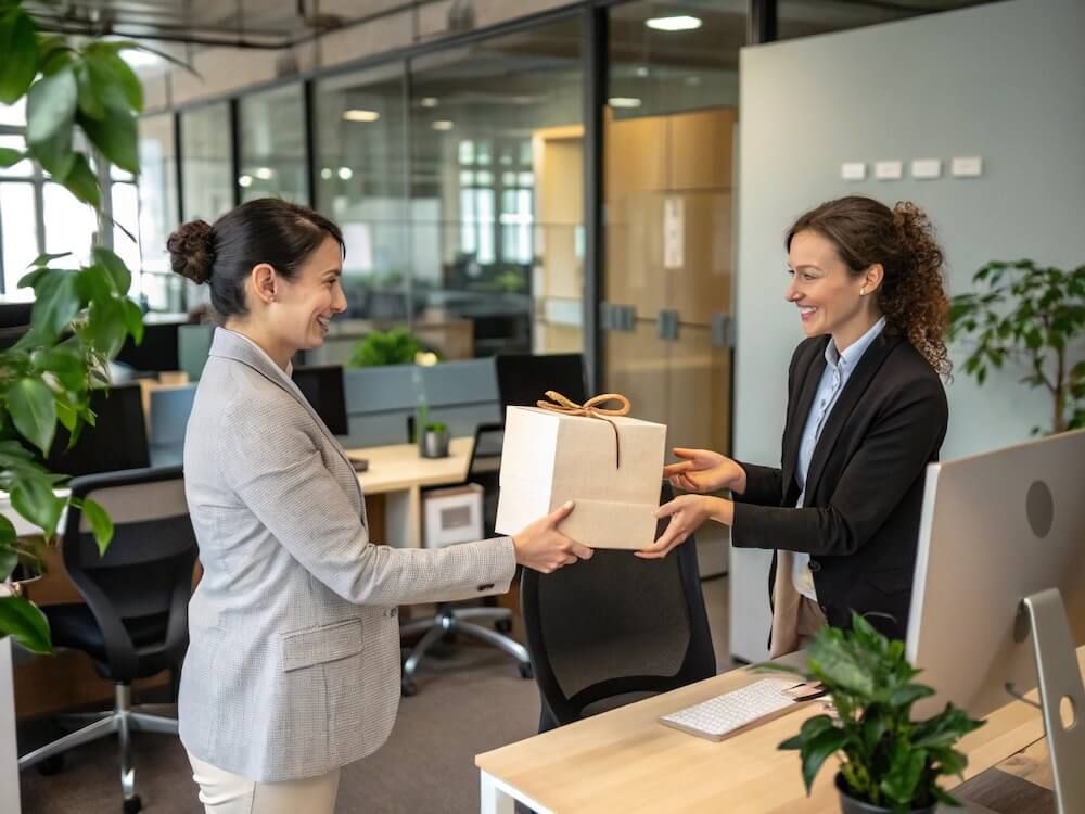 Tặng Quà Trong Môi Trường Công Sở – Hành Vi Văn Hóa, Chiến Lược Nhân Sự Và Quy Định Pháp Lý